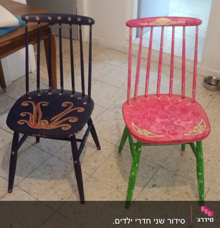 שני כיסאות מעוצבים בצבעים שונים על רצפת אריחים